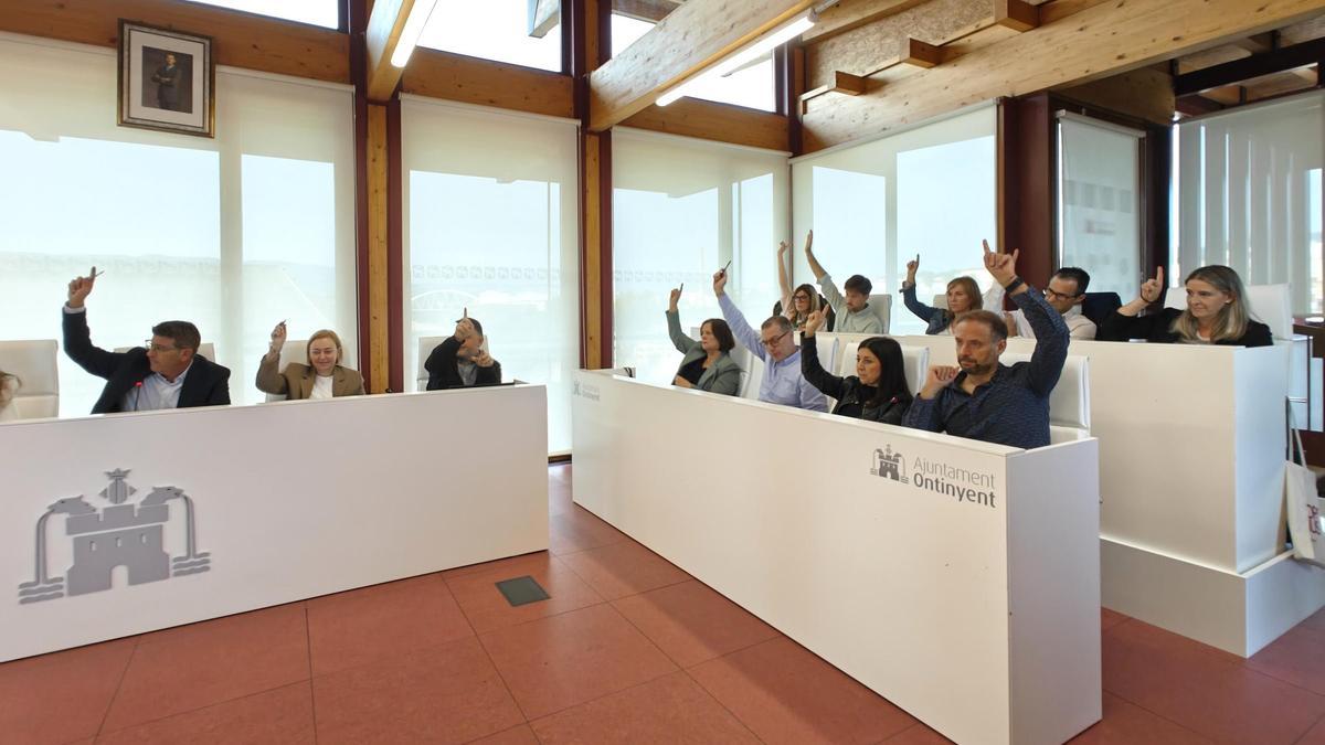 Una de las votaciones realizadas en el pleno extraordinario de Ontinyent.