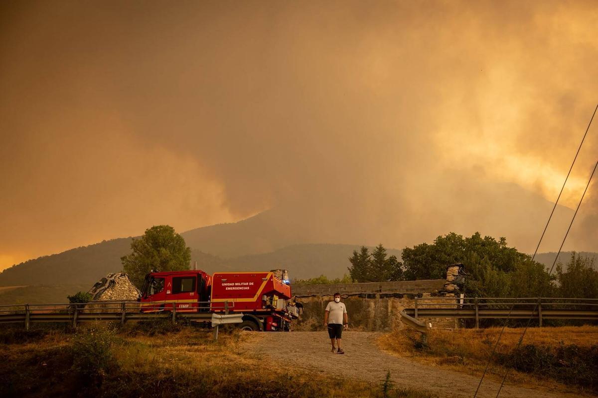 Imagen de esta tarde del incendio de La Peña desde la localida de Santa Cilia de Jaca (Huesca)