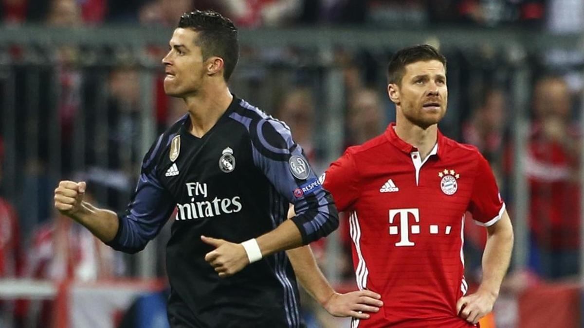 Cristiano Ronaldo celebra el gol del empate ante la mirada de Xabi Alonso