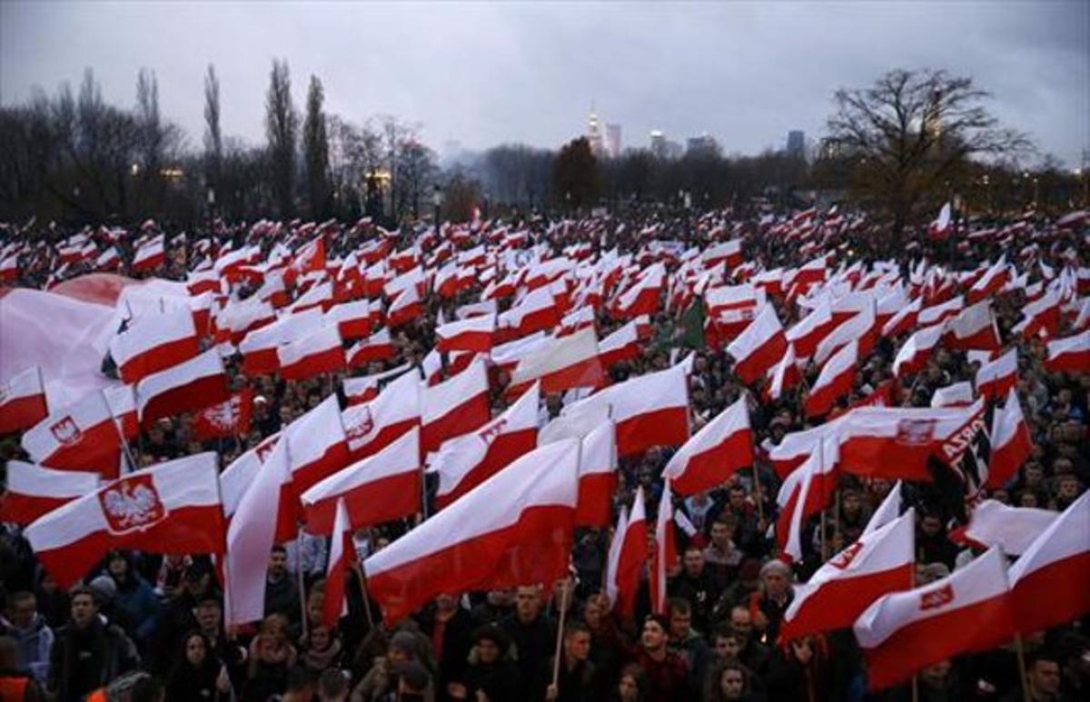 La marea 8 Desenes de milers de polonesos, a la manifestació convocada per l’extrema dreta.