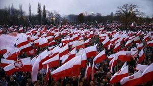 La marea 8 Desenes de milers de polonesos, a la manifestació convocada per l’extrema dreta.