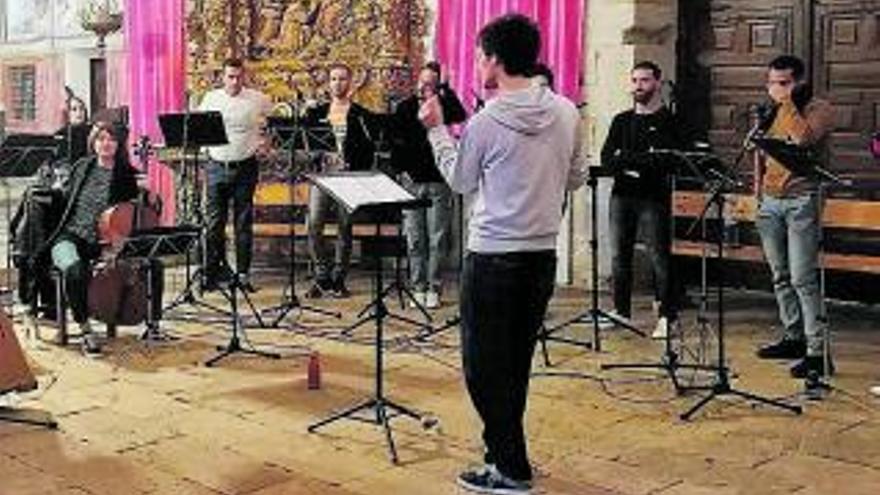 Los músicos repasan las composiciones elegidas para el disco grabado en la iglesia del Sancti Spíritus | fM. J. C.