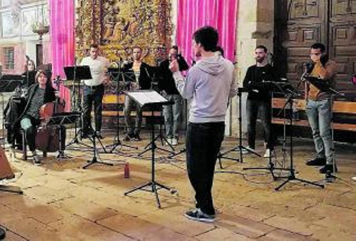 Los músicos repasan las composiciones elegidas para el disco grabado en la iglesia del Sancti Spíritus | fM. J. C.