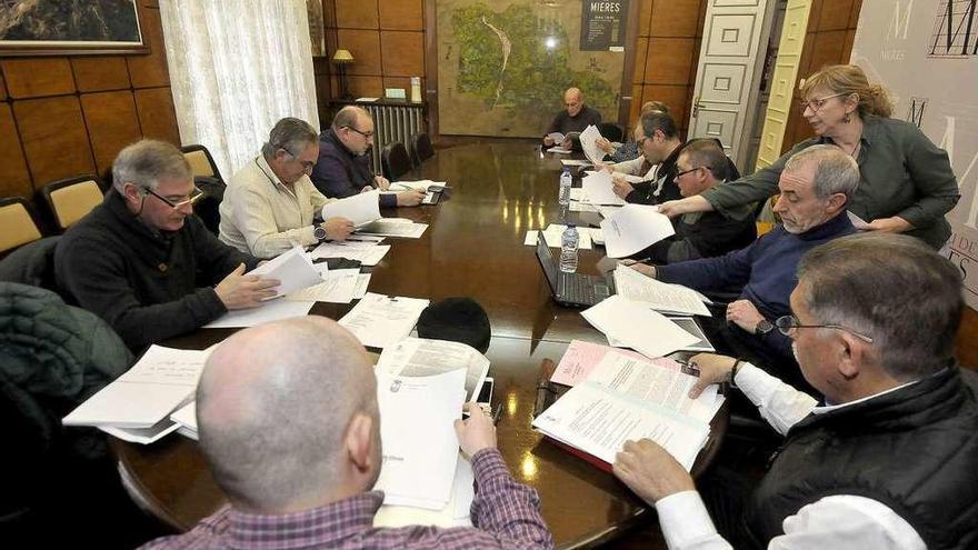 Responsables políticos y dirigentes vecinales, ayer, en el Ayuntamiento de Mieres.