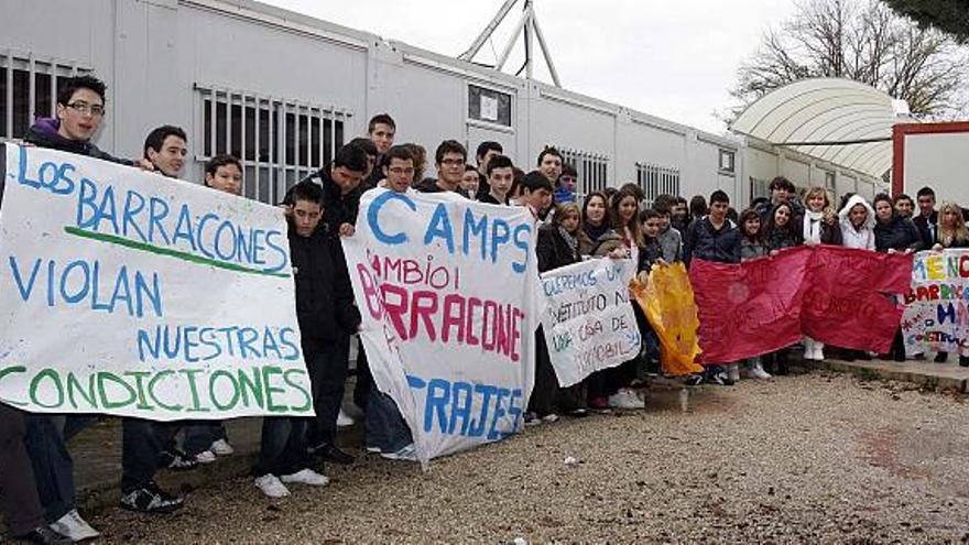 Las deficiencias tras once años de barracones llevan a la huelga a 600 alumnos del García Berlanga