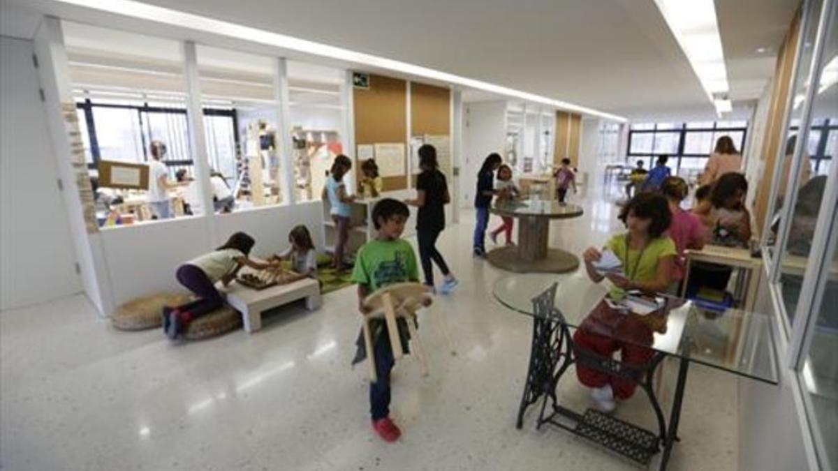 Pasillo en la Escola dels Encants concebido como extensión del aula.