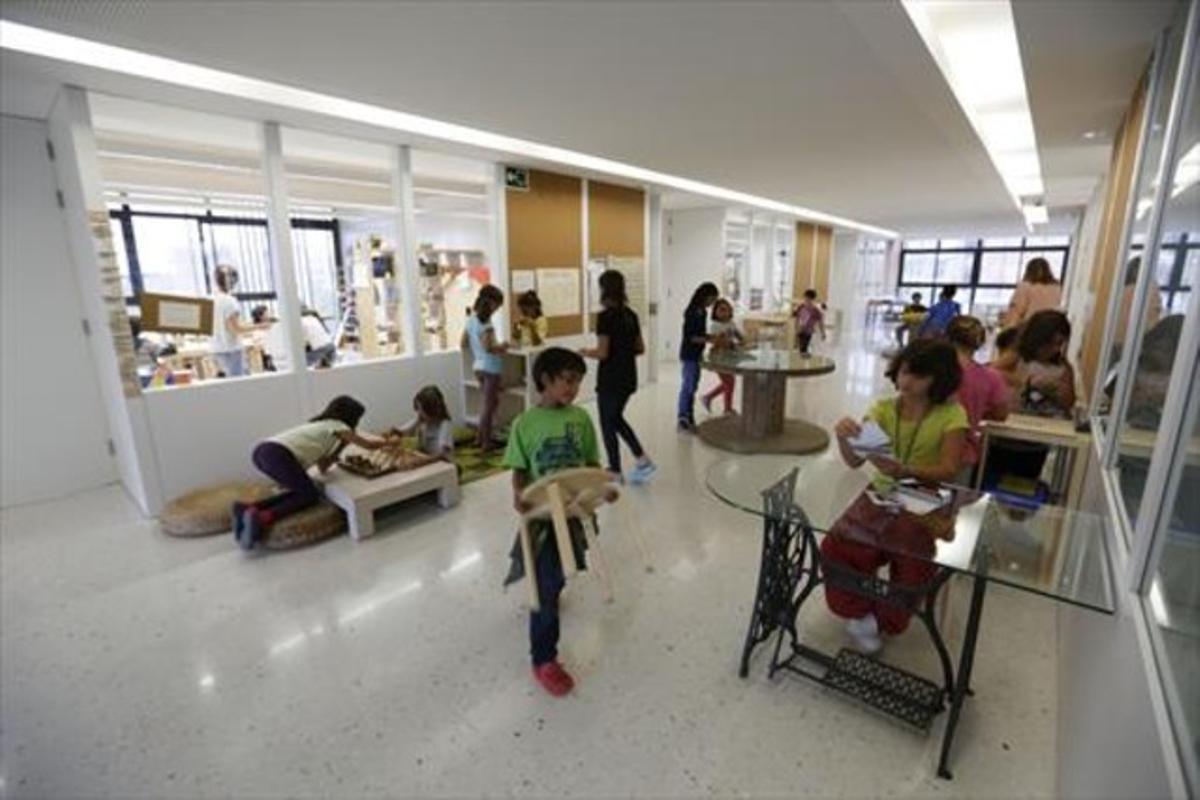 Pasillo en la Escola dels Encants concebido como extensión del aula.