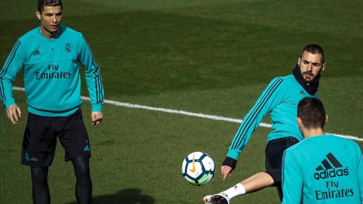 Cristiano Ronaldo y Benzema, durante el entrenamiento de este martes en la ciudad deportiva blanca