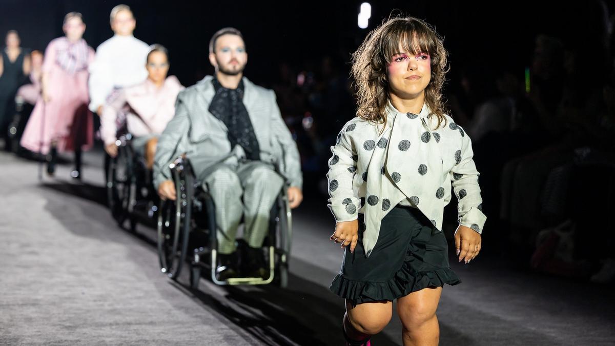 La moda inclusiva aterriza en 080 Barcelona Fashion con un desfile de pasarela sin precedentes