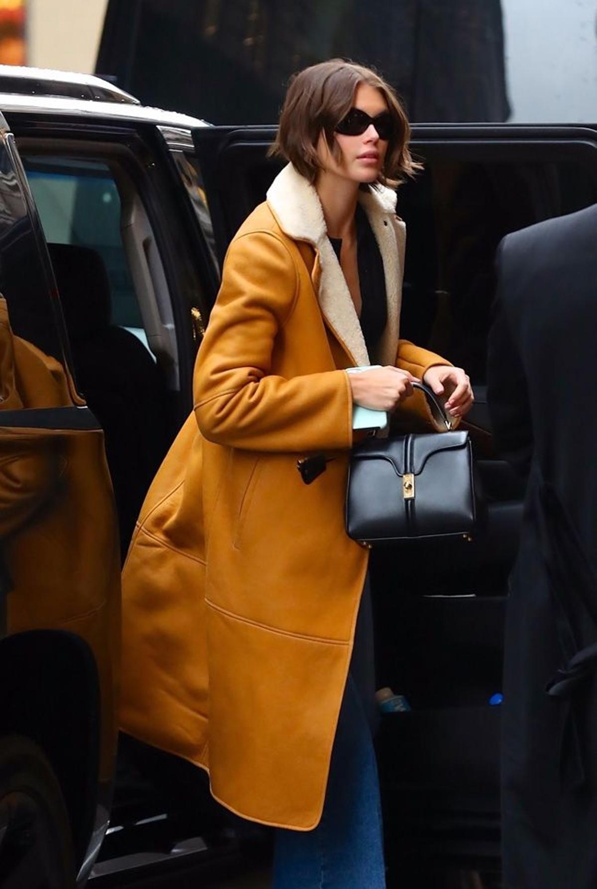 Kaia Gerber con bolso de Celine