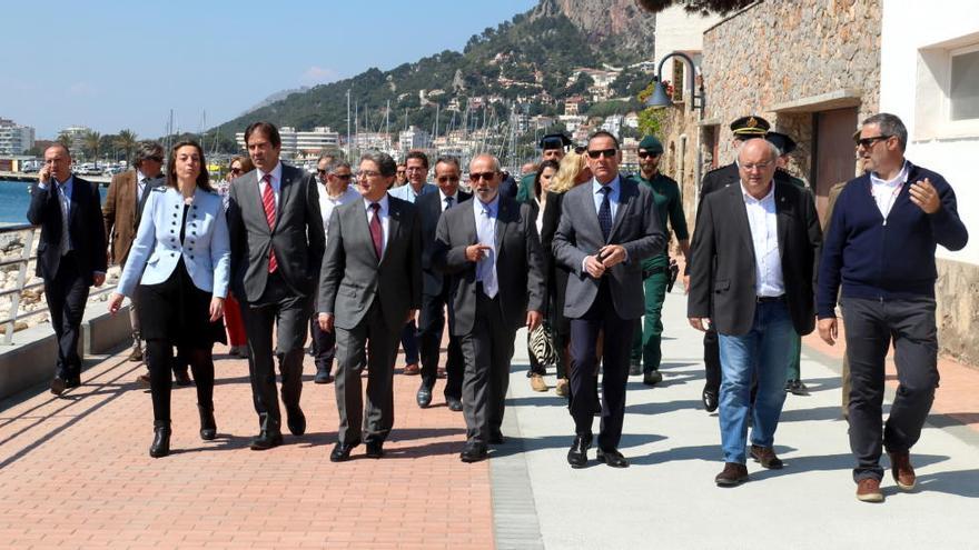 El delegat del govern espanyol, Enric Millo, visitant el passeig del Molinet de l&#039;Estartit