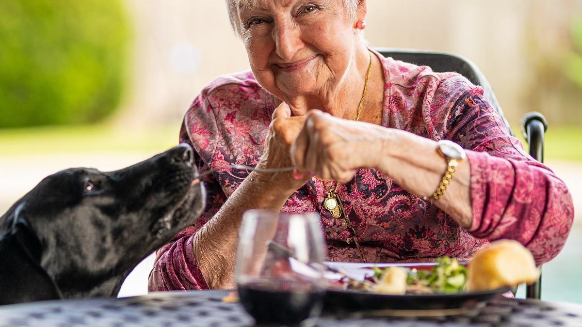 Los cambios bruscos de temperatura y las alergias propios de la primavera afectan a la salud de los mayores.