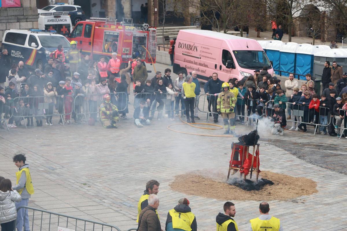 Galería | Así fue la fiesta de Las Lavanderas y la quema del Pelele de Cáceres Galería | Así fue la fiesta de Las Lavanderas y la quema del Pelele de Cáceres