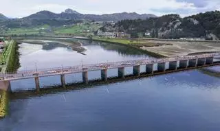 Las obras de rehabilitación del puente de Ribadesella se reanudan este martes