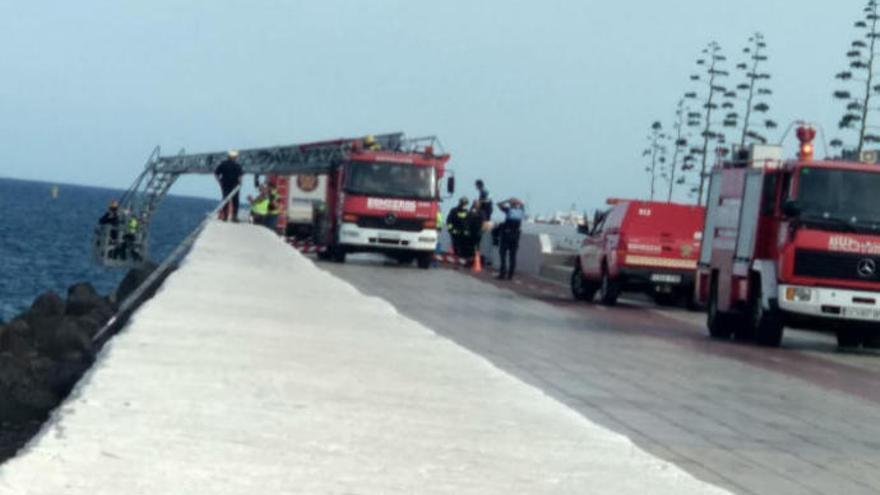 El cadáver de un hombre, arrastrado por la marea a los tetrápodos de la Avenida Marítima