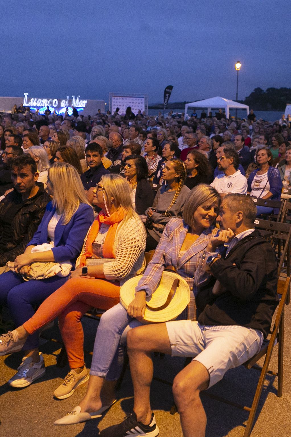 Así fue el concierto de Nando Agüeros, sus "amigos asturianos" y Rosa López en Luanco