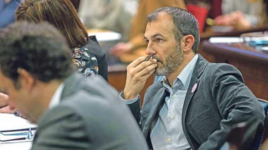 El conseller de Turismo, Biel Barceló (Més), y en primer plano el conseller de Territorio, Marc Pons (PSOE).