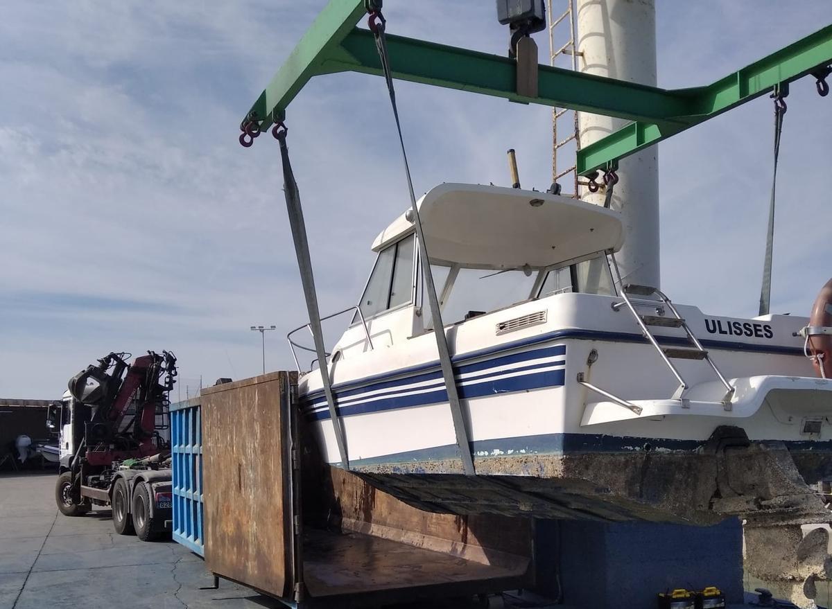 Traslado de un barco abandonado fuera del puerto para poder ser desballestado. Los trámites suelen ser largos, de hasta dos años.