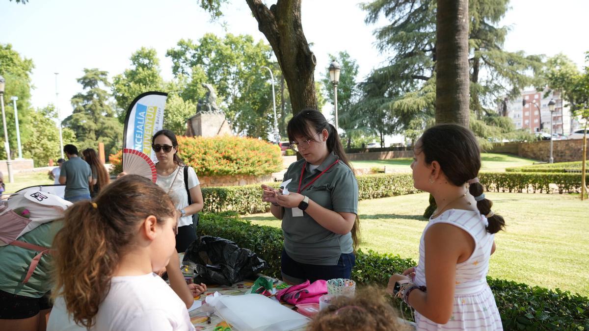 Niñas pacenses en los talleres de Vive el Verano en el parque de La Legión de Badajoz.