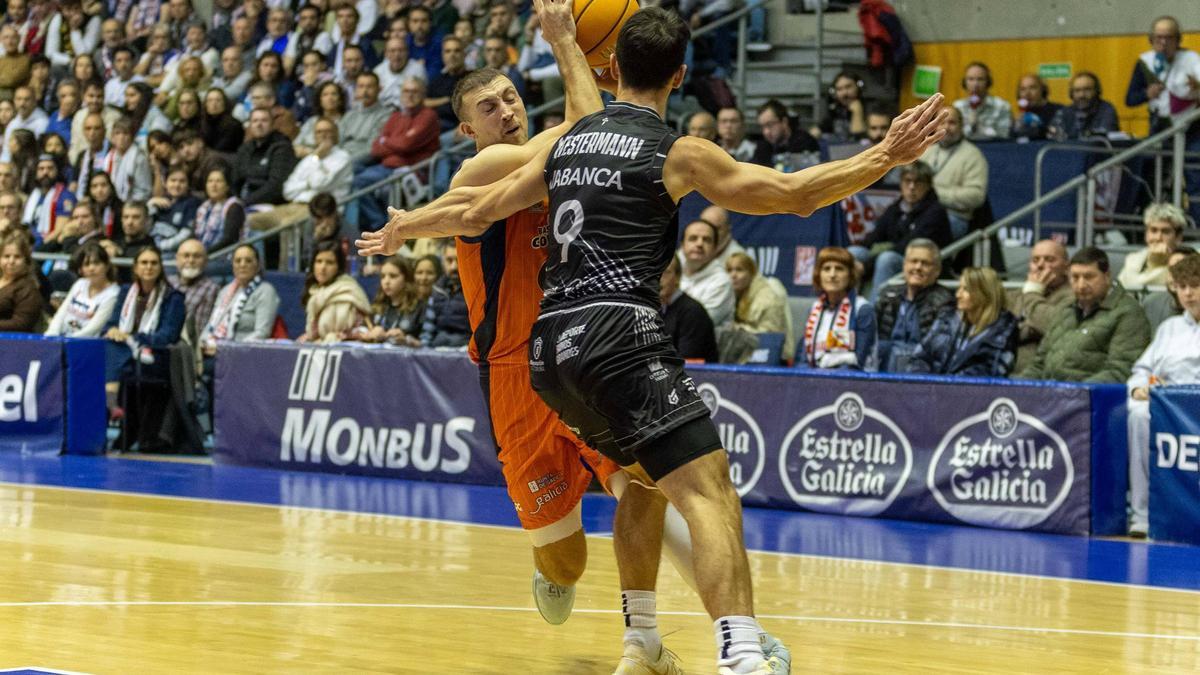 Leo Westermann corta el avance de Joe Cremo en el derbi entre el Obradoiro y el Leyma.