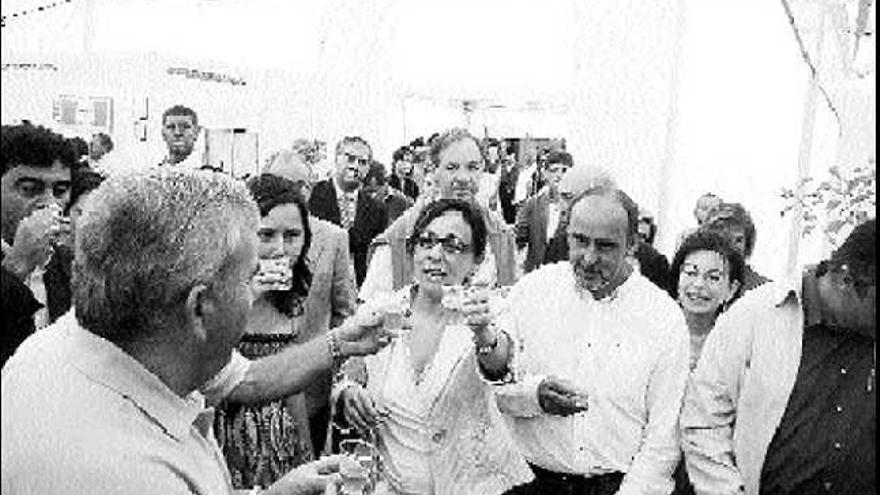 Belén Fernández, brindando en la inauguración de Agrosiero.