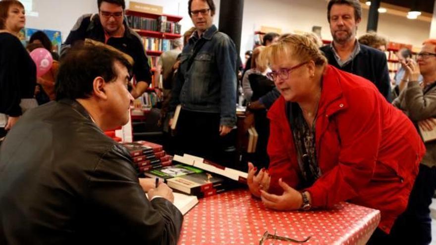 Javier Cercas conversant amb una lectora a la llibreria Documenta.