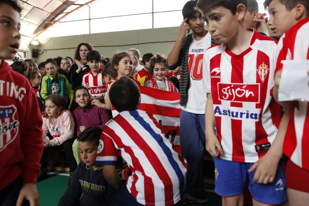 Visita de jugadores del Sporting al Colegio Miguel de Cervantes