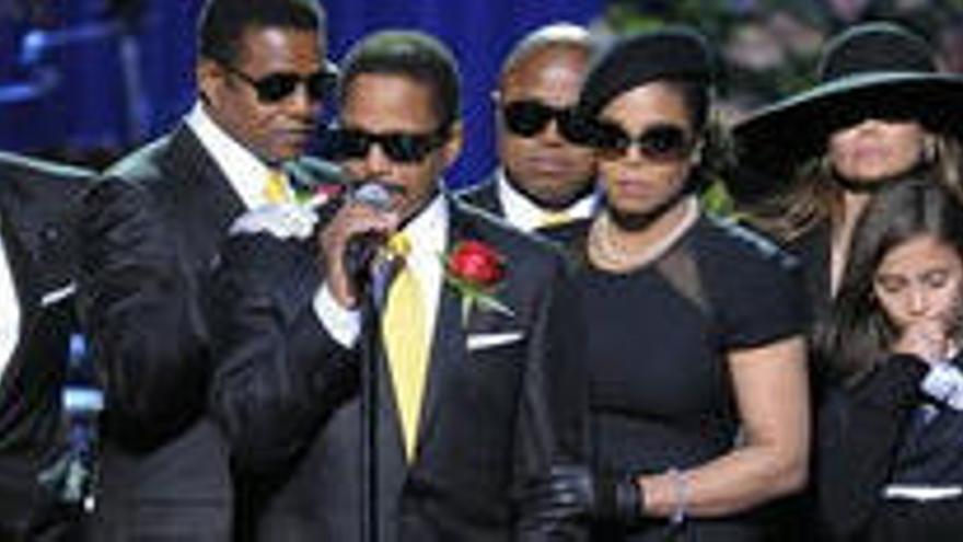 La familia de Michael Jackson, durante el funeral.