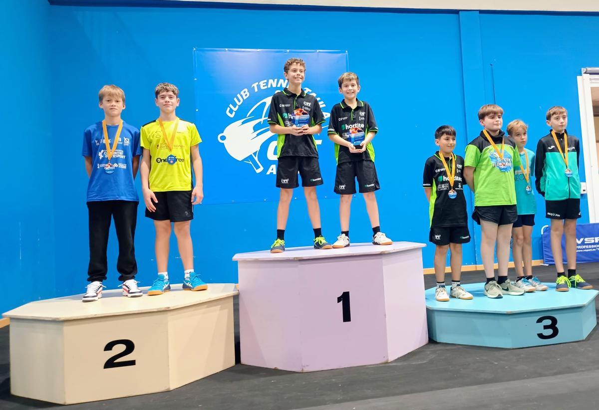 Joel y Ricard, en el podio del Campeonato Autonómico, con el oro.