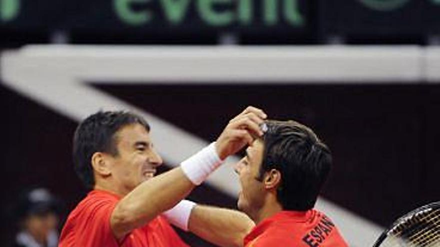 Robredo y Granollers celebran el triunfo en el partido de dobles ante Suiza.