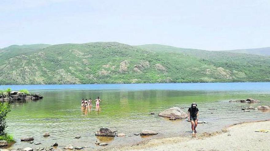 Personas bañándose en el Lago de Sanabria. | Cedida