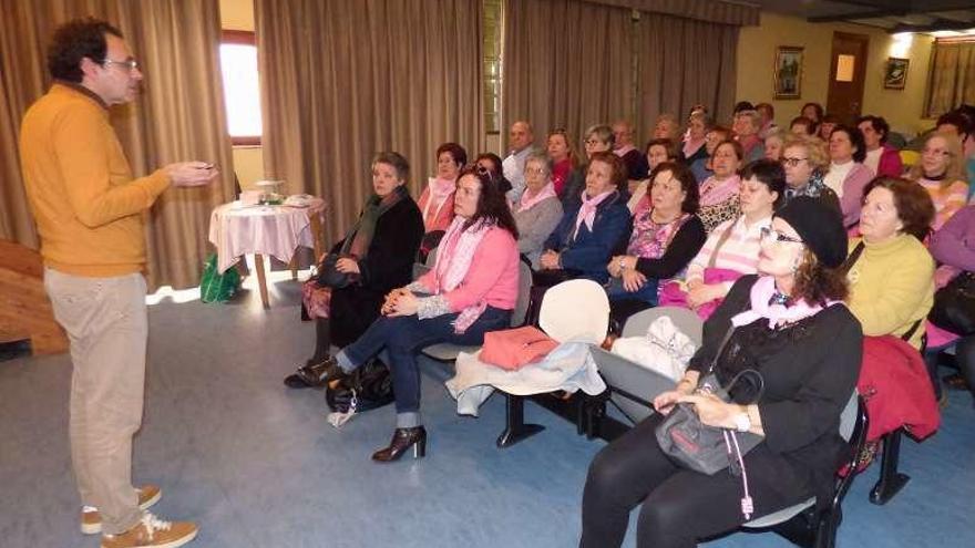 Martín Escandón, ayer, en su ponencia en Cangas del Narcea.