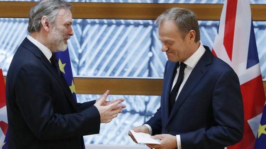 El representant del Regne Unit a Brussel·les entrega a Tusk la carta que inicia el Brexit