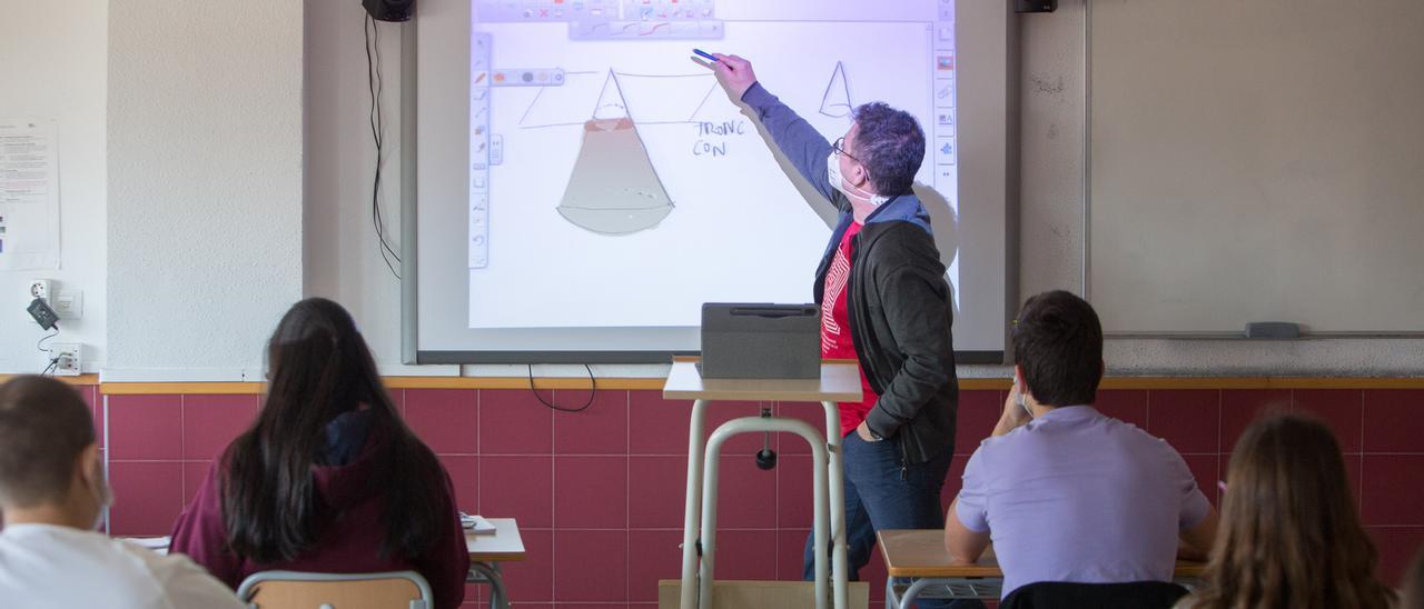 Una clase de Mátemáticas en un instituto de la provincia.