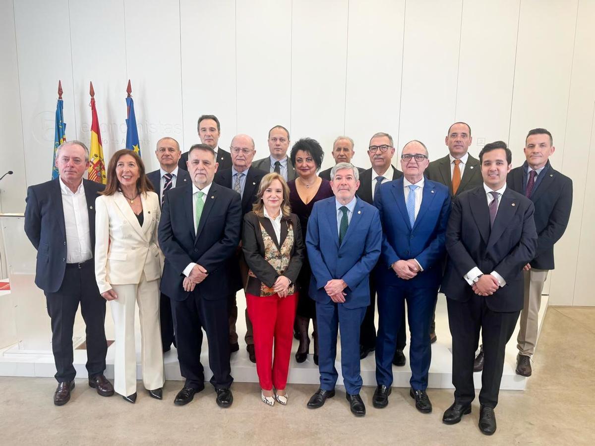 Los miembros de la nueva junta de gobierno del Colegio de Economístas de Alicante.