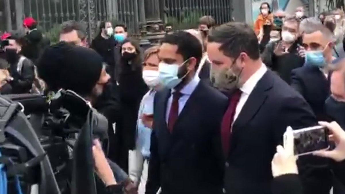 Abascal acompaña a los 11 diputados de VOX al Parlament