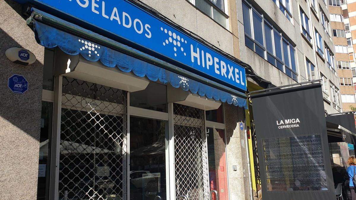 Hiperxel de Travesía de Vigo,  cerrado ayer pese  a estar en horario  de apertura.