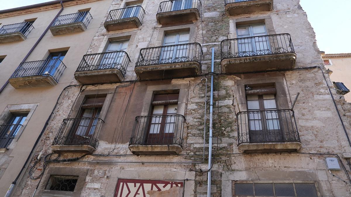 La façana de l'edifici on s'ha actuat, a la pujada de Sant Feliu.