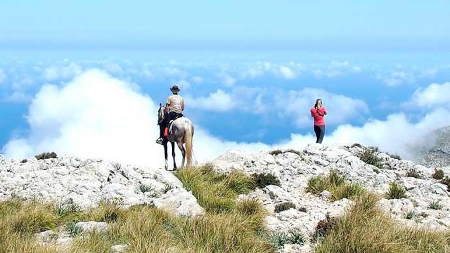 Der dreitägige Bergtrail führt zu den Gipfeln des Puig de Galileo. Hier reitet man mit dem Kopf in den Wolken.
