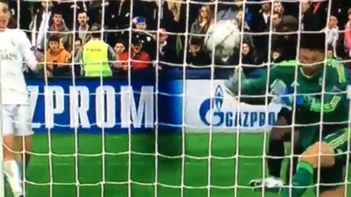 Luca Zidane se apartó para que el balón no le diese