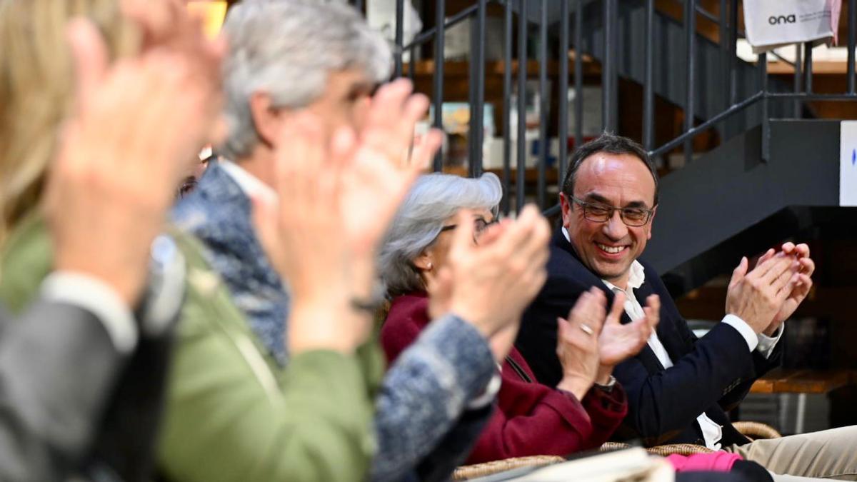 Josep Rull, sentado junto a la esposa de Trias, Puri Arraut, entre el público.