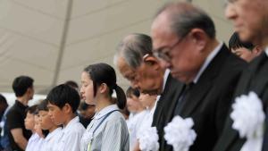 NAGASAKI (Japan), 09/08/2026.- Attendees observe a moment of silence for the victims of the atomic bombing during a ceremony commemorating the 81st anniversary of the atomic bombing of the city at the Peace Park in Nagasaki, southwestern Japan, 09 August 2026. In 1945, the United States dropped two nuclear bombs over the cities of Hiroshima and Nagasaki on 06 and 09 August respectively, killing more than 200,000 people. (Japón, Estados Unidos) EFE/EPA/JIJI PRESS JAPAN OUT EDITORIAL USE ONLY/. JAPAN OUT EDITORIAL USE ONLY/