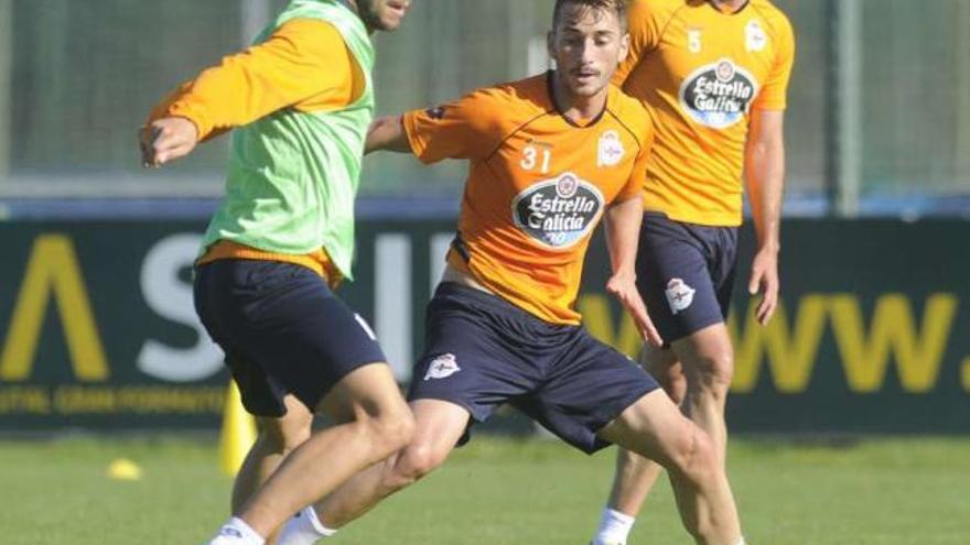 Teles presiona a Borja durante un entrenamiento en Abegondo. / carlos pardellas