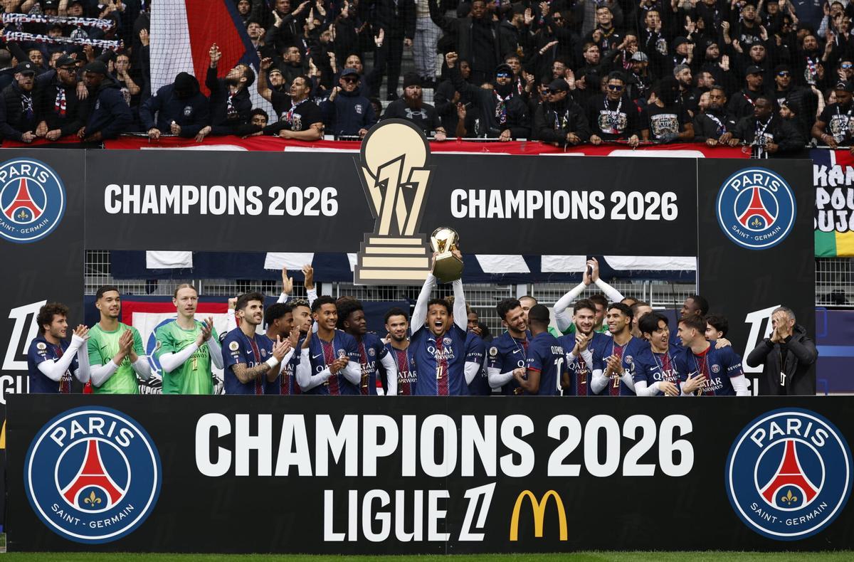 PARIS (France), 17/05/2026.- Players of PSG celebrate with the Ligue 1 trophy ahead of the French Ligue 1 soccer match between Paris FC vs Paris Saint-Germain in Paris, France, 17 May 2026 (Francia) EFE/EPA/MOHAMMED BADRA