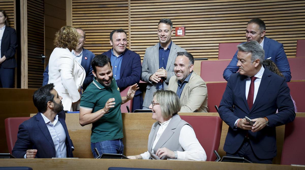 Marzà habla con varios diputados del PSPV, este jueves, en las Corts.