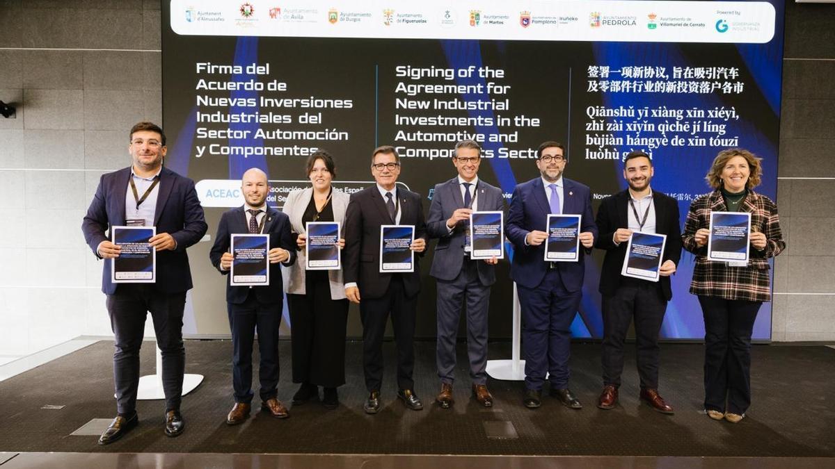 Presentación del acuerdo firmado en Martorell con Toni González, alcalde de Almussafes, en el centro y Carlos González Triviño, director de Gobernanza Industrial, a la izquierda.