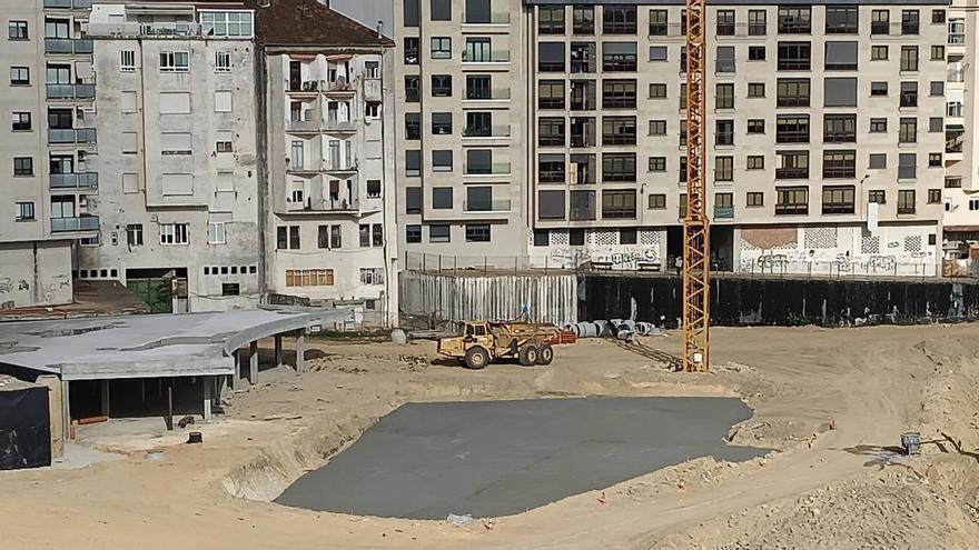 Así se ven las obras del futuro Parque Coto Canedo, con la silueta de la piscina perfilada tras 19 meses desde el inicio de los trabajos