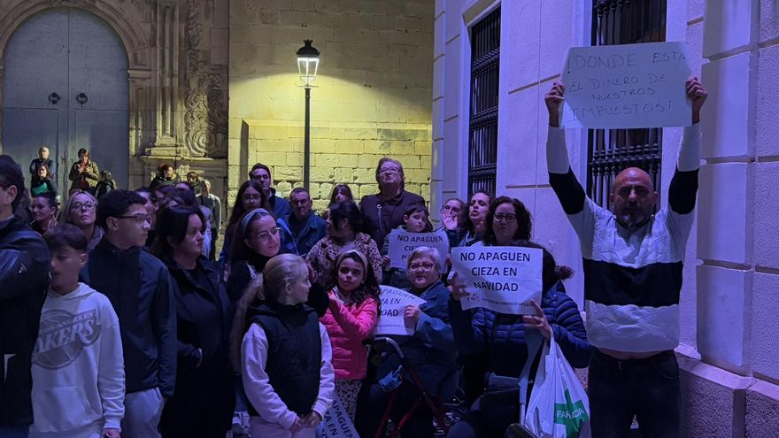 Cieza se queda sin luces de Navidad y exige la dimisión &quot;inmediata&quot; del alcalde
