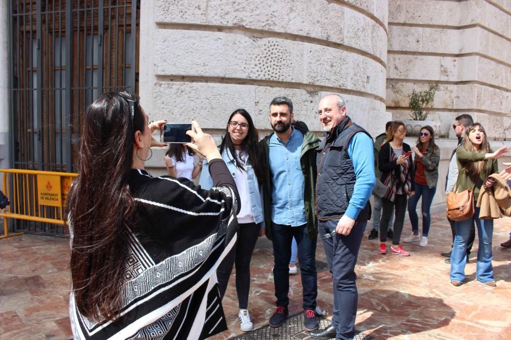 Al abandonar el ayuntamiento, la imagen habitual: hacerse una foto con Fuset.