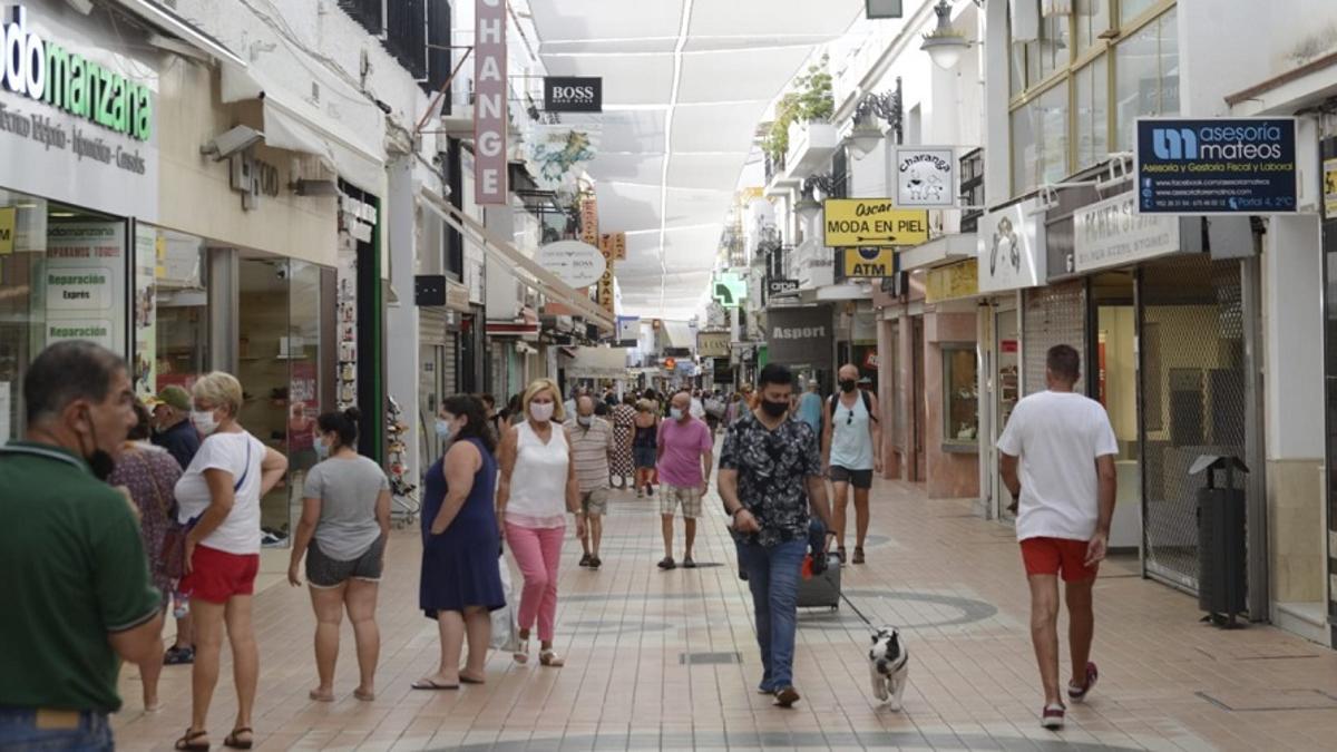 Imagen de una calle comercial en Torremolinos.